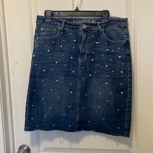 Denim frayed hem skirt with pearl beading